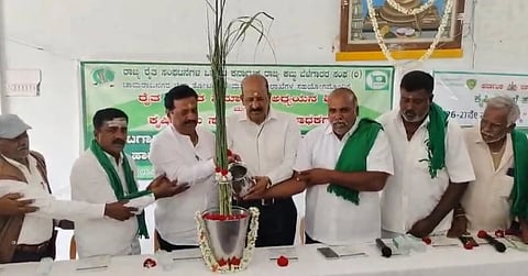  ಹನೂರು ತಾಲೂಕಿನ ಮಲೆ ಮಹದೇಶ್ವರ ಬೆಟ್ಟದಲ್ಲಿ ರಾಜ್ಯ ರೈತ ಸಂಘದ ವತಿಯಿಂದ ಭಾನುವಾರ ಆಯೋಜಿಸಿದ್ದ ಕೃಷಿ ಭೂಮಿ ಸ್ವಾಧೀನ ಸಾಧಕ-ಬಾಧಕ ವಿಷಯ ಕುರಿತು ಚರ್ಚೆ ಮತ್ತು ಕಾರ್ಯಾಗಾರವನ್ನು  ಮೈಸೂರು ವಿಶ್ವ ವಿದ್ಯಾಲಯದ ಪ್ರಾಚ್ಯ ವಿದ್ಯಾಸಂಶೋಧನಾಲಯದ ವಿಶ್ರಾಂತ ನಿರ್ದೇಶಕ ಪ್ರೊ.ಎಸ್.ಶಿವರಾಜಪ್ಪ , ಬಿಜೆಪಿ ಮುಖಂಡ ಡಾ.ಎಸ್.ದತ್ತೇಶ್‌ಕುಮಾರ್, ಸಂಘದ ಅಧ್ಯಕ್ಷ ಹಳ್ಳಿಕೆರೆಹುಂಡಿ ಭಾಗ್ಯರಾಜ್, ಜಿಲ್ಲಾಧ್ಯಕ್ಷ ಹಾಲಿನ ನಾಗರಾಜು ಮತ್ತು ಇತರರು ಉದ್ಘಾಟಿಸಿದರು.