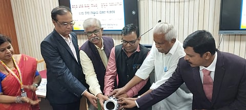  ಚಾಮರಾಜನಗರ ವಿಶ್ವವಿದ್ಯಾನಿಲಯದ ಸೆಮಿನಾರ್ ಹಾಲ್‌ನಲ್ಲಿ ವಿ.ವಿ. ಕನ್ನಡ ವಿಭಾಗದಿಂದ ಶುಕ್ರವಾರ ಅಯೋಜಿಸಿದ್ದ ರಾಷ್ಟ್ರೀಯ ವಿಚಾರ ಸಂಕಿರಣದ ಸಮಾರಂಭವನ್ನು ಮೈಸೂರು ವಿಶ್ವವಿದ್ಯಾನಿಲಯ ಮಾನಸಗಂಗೋತ್ರಿಯ ಕುವೆಂಪು ಕನ್ನಡ ಅಧ್ಯಯನ ಸಂಸ್ಥೆ ನಿರ್ದೇಶಕ ಪ್ರೊ. ಎಂ. ನಂಜಯ್ಯ ಹೊಂಗನೂರು ಉದ್ಘಾಟಿಸಿದರು. ಪ್ರೊ.ಕೃಷ್ಣಮೂರ್ತಿ ಹನೂರು, ಪ್ರೊ.ಎಂ.ಆರ್.ಗಂಗಾಧರ್, ಡಾ.ಪಿ.ಮಹೇಶ್‌ಬಾಬು, ಬಿ.ಗುರುರಾಜು ಯರಗನಹಳ್ಳಿ, ಮೂಕಹಳ್ಳಿ ಬಸವಣ್ಣ ಇತರರು ಇದ್ದರು.