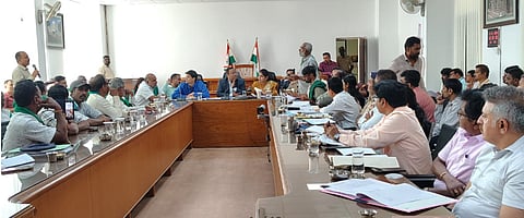 ಚಾಮರಾಜನಗರದ ಜಿಲ್ಲಾಧಿಕಾರಿ ಕಚೇರಿ ಸಭಾಂಗಣದಲ್ಲಿ ಅಕ್ರಮ ರೆಸಾರ್ಟ್ ಮತ್ತು ಹೋಂಸ್ಟೇ, ಸರ್ಕಾರಿ ಭೂಮಿ ಒತ್ತುವರಿ ಕುರಿತು ಮೈಸೂರು ವಿಭಾಗದ ಪ್ರಾದೇಶಿಕ ಆಯುಕ್ತ ನಿತೀಶ್ ಪಾಟೀಲ್ ಮಾತನಾಡಿದರು. ಮೈಸೂರು ಜಿಲ್ಲಾಧಿಕಾರಿ ಲಕ್ಷ್ಮೀಕಾಂತ ರೆಡ್ಡಿ, ಜಿಲ್ಲಾ ಪಂಚಾಯಿತಿ ಸಿಇಒ ಯುಕೇಶ್‌ಕುಮಾರ್, ಚಾಮರಾಜನಗರ ಜಿಲ್ಲಾಧಿಕಾರಿ ಶ್ರೀರೂಪಾ, ಜಿಪಂ ಸಿಇಒ ಮೋನಾರೋತ್, ಎಸ್ಪಿ ಎಂ.ಮುತ್ತುರಾಜು, ಹೆಚ್ಚುವರಿ ಜಿಲ್ಲಾಧಿಕಾರಿ ಜವರೇಗೌಡ, ಮಲೆ ಮಹದೇಶ್ವರ ವನ್ಯಜೀವಿಧಾಮದ ಡಿಸಿಎ್ ಭಾಸ್ಕರ್ ಮತ್ತು ಇತರರು ಹಾಜರಿದ್ದರು.