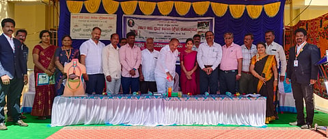 ಚಾಮರಾಜನಗರ ತಾಲ್ಲೂಕಿನ ವೆಂಕಟಯ್ಯನಛತ್ರದ ಸರ್ಕಾರಿ ಪದವಿ ಪೂರ್ವ ಕಾಲೇಜಿನ ಪ್ರೌಢಶಾಲಾ ವಿಭಾಗದ ಆವರಣದಲ್ಲಿ  ಆಯೋಜಿಸಿದ್ದ ವಿಜ್ಞಾನ ಪ್ರಯೋಗ ಶಾಲೆಯನ್ನು ಶಾಸಕ ಸಿ.ಪುಟ್ಟರಂಶೆಟ್ಟಿ ಉದ್ಘಾಟಿಸಿದರು.