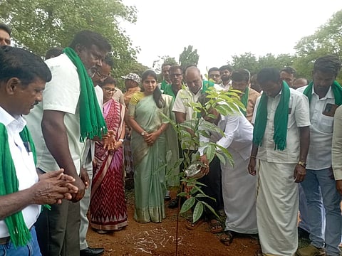 ಚಾಮರಾಜನಗರ ತಾಲೂಕಿನ  ಹರವೆ ಗ್ರಾಮದ  ಶ್ರೀಚನ್ನಬಸವೇಶ್ವರ ವಿದ್ಯಾಸಂಸ್ಥೆಯ ಆವರಣದಲ್ಲಿ ರಾಜ್ಯ ಕಬ್ಬು ಬೆಳೆಗಾರರ  ಸಂಘದ ವತಿಯಿಂದ ಪರಿಸರ ದಿನಾಚರಣೆ ಪ್ರಯುಕ್ತ ಸಸಿ ನೆಡಲಾಯಿತು. ಡಿಸಿ ಶ್ರೀರೂಪಾ, ಹಳ್ಳಿಕೆರೆಹುಂಡಿ ಭಾಗ್ಯರಾಜ್, ಹಾಲಿನ ನಾಗರಾಜು, ರಾಜಣ್ಣ, ಮಲೆಯೂರು ಮಹೇಂದ್ರ ಇತರರು ಹಾಜರಿದ್ದರು.