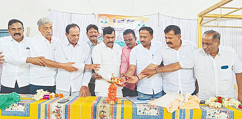 ಕೆ.ಆರ್.ಪೇಟೆಯಲ್ಲಿ ಆಯೋಜಿಸಿದ್ದ ಸಭೆಯನ್ನು ಗಣ್ಯರು ಉದ್ಘಾಟಿಸಿದರು. ದಿನೇಶ್ ಗೂಳಿಗೌಡ, ಜಿ.ಎನ್.ನಂಜುಂಡಸ್ವಾಮಿ, ಕೆ.ಬಿ.ಚಂದ್ರಶೇಖರ್, ಬಿ.ಎಲ್.ದೇವರಾಜ್, ಪ್ರಕಾಶ್, ಾಗೇಂದ್ರ ಕುಮಾರ್, ಕುಮಾರ್ ಇದ್ದರು.