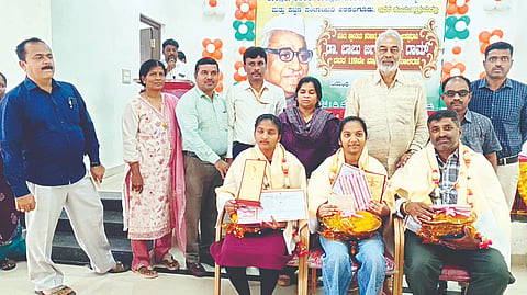 ಅರಕಲಗೂಡಿನಲ್ಲಿ ಭಾನುವಾರ ಏರ್ಪಡಿಸಿದ್ದ ಮಾಜಿ ಪ್ರಧಾನಿ ಡಾ.ಬಾಬು ಜಗಜೀವನ ರಾಮ್ ಜಯಂತಿ ಕಾರ್ಯಕ್ರಮದಲ್ಲಿ ವಿವಿಧ ಕ್ಷೇತ್ರದ ಸಾಧಕರನ್ನು ಸನ್ಮಾನಿಸಲಾಯಿತು. ಎ. ಮಂಜು, ಕೆ.ಸಿ.ಸೌಮ್ಯಾ, ವೆಂಕಟೇಶ್ ಇತರರಿದ್ದರು.