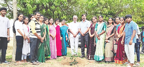 ಶ್ರೀರಂಗಪಟ್ಟಣದ ಗಂಜಾಂನ ರಿವರ್ ವ್ಯಾಲಿ ಶಿಕ್ಷಣ ಸಂಸ್ಥೆಯಲ್ಲಿ ವಿಶ್ವ ಪರಿಸರ ದಿನ ಕಾರ್ಯಕ್ರಮದಲ್ಲಿ ಆರ್.ಆದರ್ಶ ಸಸಿ ನೆಟ್ಟು ನೀರೆರೆದರು. ಮ್ಯಾನೆಜಿಂಗ್ ಟ್ರಸ್ಟಿ ಎಸ್.ಪಿ.ನಮ್ರತಾ, ಆಡಳಿತಾಧಿಕಾರಿ ಭಾನುಪ್ರಿಯ, ಶಿಕ್ಷಣ ಸಂಯೋಜಕ ಸಿದ್ದಲಿಂಗು, ಪ್ರಾಂಶುಪಾಲ ರಾಘವೇಂದ್ರ, ಮುಖ್ಯಶಿಕ್ಷಕಿ ಸ್ಪಂದನಾ ಇದ್ದರು.