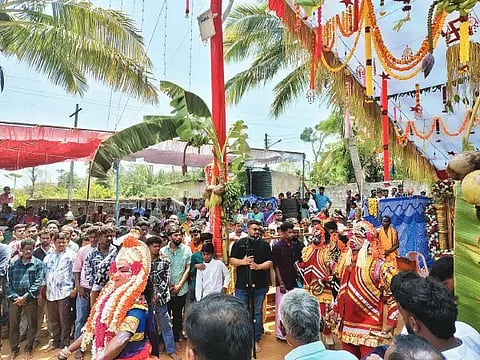 ಬಾಳೆಹೊನ್ನೂರು ಸಮೀಪದ ಸೀಗೋಡಿನಲ್ಲಿ ಚಾಮುಂಡೇಶ್ವರಿ, ರಾಹು, ಗುಳಿಗ ದೈವಗಳ ನೇಮೋತ್ಸವ ವಿಜೃಂಭಣೆಯಿಂದ ನಡೆಯಿತು.