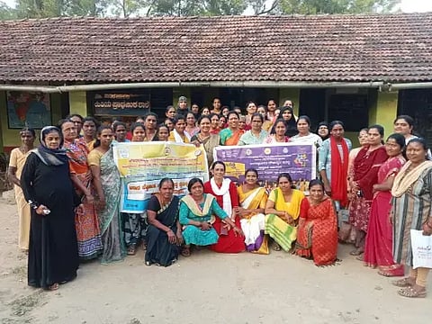 .ಕಣಬೂರು ಗ್ರಾಪಂ ಮಟ್ಟದ ಸಂಜೀವಿನಿ ಒಕ್ಕೂಟ ಆಯೋಜಿಸಿದ್ದ ವಾರ್ಡ್ ಸಭೆಯಲ್ಲಿ ವಿಶಾಲ ಆರ್.ಶೆಟ್ಟಿ, ಶಿವಮ್ಮ, ಮಮತಾ, ಪ್ರೇಮಲತಾ, ಶಾಹಿದಾಬಾನು, ತೆರೇಸಾ ಜಾಯ್, ಸ್ಟೆಲ್ಲಾ, ಶಾಂತಾ, ಜಯಶ್ರೀ, ಜಯಂತಿ, ಸರಸ್ವತಿ ಮತ್ತಿತರರಿದ್ದರು.