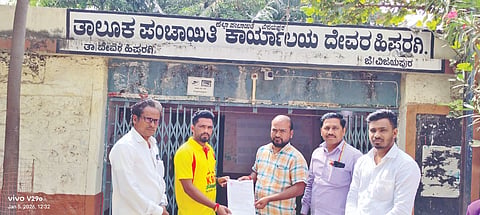 ಮನೆ ಹಂಚಿಕೆಯಲ್ಲಾದ ಅನ್ಯಾಯ  ಖಂಡಿಸಿ ಕೆ.ಆರ್.ಎಸ್ ಪಕ್ಷದಿಂದ ತಾಲೂಕು ಪಂಚಾಯತಿ ಇಒಗೆ ಮನವಿ ಸಲ್ಲಿಸಲಾಯಿತು. ಖಾದೀರಸಾಬ ಕುಳಗೇರಿ, ಸಂತೋಷ ಕಣ್ಣೂರ, ಜಿನಬಿ ಹುಣಶ್ಯಾಳ ಹಾಗೂ ಮೆಹಬೂಬ ತಾಂಬೋಳಿ ಇದ್ದರು.
