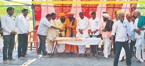 ದೇವರಹಿಪ್ಪರಗಿ ಸಮೀಪದ ಮುಳಸಾವಳಗಿ ಗ್ರಾಮದಲ್ಲಿ ಬನ್ನೆಪ್ಪ ಮುತ್ಯಾ ಹಾಗೂ ಮಲ್ಲಯ್ಯ ಮುತ್ಯಾ ಜಾತ್ರಾ ಮಹೋತ್ಸವ ಕಾರ್ಯಕ್ರಮವನ್ನು ಯಾದಗಿರಿ ಜಿ.ಪಂ. ಮಾಜಿ ಅಧ್ಯಕ್ಷ ಬಸನಗೌಡ ಪಾಟೀಲ ಯಾಡಿಯಾಪುರ ಉದ್ಘಾಟಿಸಿದರು. ಡಾ. ಪ್ರಭುಗೌಡ ಲಿಂಗದಳ್ಳಿ, ಸಿದ್ದಪ್ಪ ನಾಗರಳ್ಳಿ, ಶರಣಗೌಡ ಪಾಟೀಲ ಇತರರಿದ್ದರು.