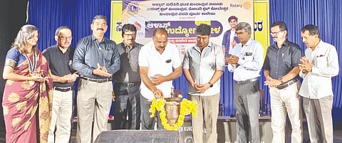  ಆಳ್ವಾಸ್ ಉದ್ಯೋಗ ಮೇಳದ ವಾಹಿತಿ ಮತ್ತು ತರಬೇತಿ ಕಾರ್ಯಕ್ರಮವನ್ನು ಶಾಸಕ ಕಿರಣ್ ಕುವಾರ್ ಕೊಡ್ಗಿ ಉದ್ಘಾಟಿಸಿದರು. ಪ್ರಮುಖರಾದ ವಿವೇಕ ಆಳ್ವ, ಡಾ.ಉಮೇಶ ಪುತ್ರನ್, ರವಾನಂದ ಮೊದಲಾದವರಿದ್ದರು.