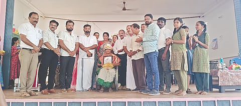 ಗ್ರಾಮಸಭೆಯಲ್ಲಿ ತಲ್ಲೂರು ಶಾಲೆ ಪ್ರಭಾರ ಮುಖ್ಯಶಿಕ್ಷಕಿ ರತ್ನಾ ಪೂಜಾರಿ ಅವರಿಗೆ ತಲ್ಲೂರು ಗ್ರಾ.ಪಂ. ಮಟ್ಟದ ಉತ್ತಮ ಶಿಕ್ಷಕ ಪ್ರಶಸ್ತಿ ನೀಡಿ ಗೌರವಿಸಲಾಯಿತು. ಶಾಸಕ ಗುರುರಾಜ ಗಂಟಿಹೊಳೆ, ಗಿರೀಶ್ ನಾಯ್ಕ, ರಾಜೇಶ್ ಇತರರು ಇದ್ದರು.