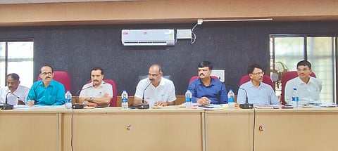 ಕುಂದಾಪುರ ಕ್ಷೇತ್ರ ವ್ಯಾಪ್ತಿಯಲ್ಲಿನ ಕುಡಿಯುವ ನೀರಿನ ಸಮಸ್ಯೆ ಕುರಿತು ಅಧಿಕಾರಿಗಳು, ಪಿಡಿಒ ಹಾಗೂ ಆಡಳಿತಾಧಿಕಾರಿಗಳ ಸಭೆ ನಡೆಯಿತು. ವಿವಿಧ ತಾಲೂಕುಗಳ ತಹಸೀಲ್ದಾರ್‌ಗಳು ಭಾಗವಹಿಸಿದ್ದರು.