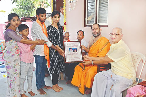 ಯಕ್ಷಗಾನ ಕಲಾರಂಗ ವಿದ್ಯಾಪೋಷಕ್‌ನ ಪ್ರಥಮ ಪಿಯುಸಿ ವಿದ್ಯಾರ್ಥಿನಿ ನಿಸರ್ಗ ಅವರಿಗೆ ನಿರ್ಮಿಸಿಕೊಟ್ಟ ‘ಲಲಿತಾ ಸದನ’ ಮನೆಯನ್ನು ಶ್ರೀ ವಿದ್ಯಾವಲ್ಲಭ ತೀರ್ಥ ಸ್ವಾಮೀಜಿ ಉದ್ಘಾಟಿಸಿದರು. ಗುಂಡು ಬಿ.ಅಮಿನ್, ಜಯಂತಿ ಖಾರ್ವಿ, ಎಸ್.ವಿ.ಭಟ್, ಪ್ರೊ.ಕೆ.ಸದಾಶಿವ ರಾವ್ ಮತ್ತಿತರರು ಇದ್ದರು.