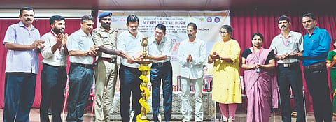 ಭಂಡಾರ್ಕಾರ್ಸ್‌ ಕಾಲೇಜಿನಲ್ಲಿ ನಶಾಮುಕ್ತ ಯುವಾ ಫಾರ್ ವಿಕಸಿತ ಭಾರತ್ ಉಡುಪಿ ಜಿಲ್ಲಾಮಟ್ಟದ ಸ್ಪರ್ಧಾ ಕಾರ್ಯಕ್ರಮ ನಡೆಯಿತು. ಪ್ರಮುಖರಾದ ಎ.ಕಿರಣ್ ಕುವಾರ್ ಕೊಡ್ಗಿ, ಕೆ.ಆರ್.ನಾಯ್ಕ, ಡಾ.ಶುಭಕರ ಆಚಾರಿ ಮೊದಲಾದವರಿದ್ದರು.