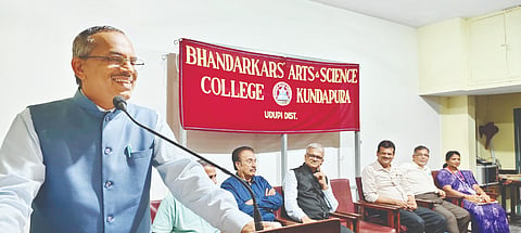  ‘ಶಿಕ್ಷಣ ಸುಧಾರಣೆ’ ವಿಚಾರ ವಿನಿಮಯ ಕಾರ್ಯಕ್ರಮದಲ್ಲಿ ಮಣಿಪಾಲ ಅಕಾಡೆಮಿ ಆಫ್ ಜನರಲ್ ಎಜುಕೇಶನ್‌ನ ಕಾರ್ಯದರ್ಶಿ ಡಾ.ನಾರಾಯಣ ಸಭಾಹಿತ್ ಮಾತನಾಡಿದರು. ಪ್ರಮುಖರಾದ ಡಾ.ಕೆ.ಶ್ರೀಧರ ರಂಗನಾಥ ಪೈ, ನಾಗೇಶ್ ಪೈ, ಪ್ರಕಾಶ್ ಟಿ.ಸೋನ್ಸ್, ಯು.ಎಸ್.ಶೆಣೈ, ಡಾ.ಶುಭಕರಾಚಾರಿ ಉಪಸ್ಥಿತರಿದ್ದರು.