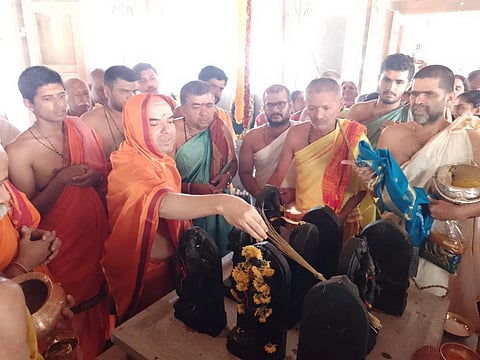 ಹಟ್ಟಿಯಂಗಡಿಯ ಶ್ರೀ ಸಿದ್ಧಿವಿನಾಯಕ ದೇವಸ್ಥಾನದಲ್ಲಿ ವಠಾರದಲ್ಲಿ ನೂತನವಾಗಿ ನಿರ್ಮಿಸಿರುವ ನವಗ್ರಹ ದೇವಸ್ಥಾನವನ್ನು ಲೋಕಾರ್ಪಣೆಗೊಳಿಸಿ ಶ್ರೀ ರಾವೇಶ್ವರ ಭಾರತೀ ಸ್ವಾಮೀಜಿ ಆಶೀರ್ವಚನ ನೀಡಿದರು.