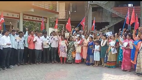  ವೆನೆಜುವೆಲಾ ಮೇಲೆ ಅಮೆರಿಕಾ ದಾಳಿ ನಡೆಸಿರುವುದನ್ನು ಖಂಡಿಸಿ ಸಿಪಿಎಂ ನೇತೃತ್ವದಲ್ಲಿ ಕುಂದಾಪುರದಲ್ಲಿ ಪ್ರತಿಭಟನೆ ನಡೆಯಿತು. ಸಿಪಿಎಂ ಜಿಲ್ಲಾ ಕಾರ್ಯದರ್ಶಿ ಮಂಡಳಿ ಸದಸ್ಯ ಶಶಿಧರ ಗೊಲ್ಲ, ಜಿಲ್ಲಾ ಸಮಿತಿ ಸದಸ್ಯೆ ಶೀಲಾವತಿ, ಬಲ್ಕೀಸ್ ಮೊದಲಾದವರಿದ್ದರು.