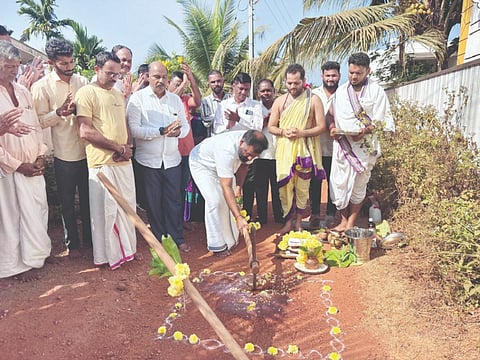  ಗುಜ್ಜಾಡಿ ಗ್ರಾಪಂ ವ್ಯಾಪ್ತಿಯ ಕೊಡಂಚ ರಸ್ತೆ ಮತ್ತು ಪರಮತೋಟ ರಸ್ತೆ ಅಭಿವೃದ್ಧಿ ಕಾಮಗಾರಿಗೆ ಶಾಸಕ ಗುರುರಾಜ ಗಂಟಿಹೊಳೆ ಗುದ್ದಲಿ ಪೂಜೆ ನೆರವೇರಿಸಿದರು. ಅನಿತಾ ಆರ್.ಕೆ., ಉಮೇಶ ಎಲ್.ಮೇಸ್ತ, ಹರೀಶ ಮೇಸ್ತ, ತುಂಗಾ ಪೂಜಾರ‌್ತಿ, ಶ್ರೀಧರ ಮತ್ತಿತರರು ಇದ್ದರು.