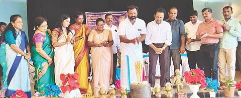 ಹಕ್ಲಾಡಿಯಲ್ಲಿ ನಡೆದ ಗ್ರಾಮೋತ್ಸವವನ್ನು ಶಾಸಕ ಗುರುರಾಜ್ ಗಂಟಿಹೊಳೆ ಉದ್ಘಾಟಿಸಿದರು. ಗ್ರಾಪಂ ಅಧ್ಯಕ್ಷರು, ಉಪಾಧ್ಯಕ್ಷರು, ಸದಸ್ಯರು, ಅಧಿಕಾರಿಗಳು, ಸಿಬ್ಬಂದಿ, ಊರ ಪ್ರಮುಖರು, ಶಿಕ್ಷಕರು, ಆಶಾ ಮತ್ತು ಅಂಗನವಾಡಿ ಕಾರ್ಯಕರ್ತೆಯರು, ಗ್ರಾಮಸ್ಥರು ಉಪಸ್ಥಿತರಿದ್ದರು.