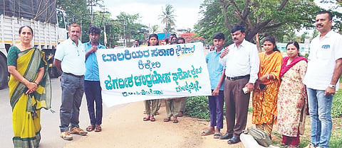 ಕಿಕ್ಕೇರಿಯ ಕೆಪಿಎಸ್ ಸರ್ಕಾರಿ ಬಾಲಕಿಯರ ಪ್ರೌಢಶಾಲೆಯಲ್ಲಿ ಶುಕ್ರವಾರ ವಿಶ್ವ ಪರಿಸರ ದಿನದ ಅಂಗವಾಗಿ ಜಾಥಾ ಕಾರ್ಯಕ್ರಮ ನಡೆಯಿತು. ವೈ.ಕೆ.ತಿಮ್ಮೇಗೌಡ, ಮಮತಾ, ಕೃಷ್ಣೇಗೌಡ, ವೆಂಕಟೇಶ್, ಮಹದೇವಯ್ಯ ಇತರರಿದ್ದರು.