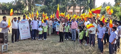  ಆನೆಗೊಳದ ಆದಿಚುಂಚನಗಿರಿ ಪ್ರೌಢಶಾಲೆಯಲ್ಲಿ ಆಯೋಜಿಸಿದ್ದ ಕಾರ್ಯಕ್ರಮದಲ್ಲಿ ಗಾಯಕ ಡಾ. ಕಿಕ್ಕೇರಿ ಕೃಷ್ಣಮೂರ್ತಿ ಮಕ್ಕಳೊಂದಿಗೆ ಕನ್ನಡ ಗೀತೆಗಳನ್ನು ಹಾಡಿದರು. ಗೀತಾ, ರೂಪಾ, ದೇವರಾಜು, ಮಾದಾಪುರ ಸುಬ್ಬಣ್ಣ, ವೆಂಕಟೇಶ್ ಇಸದ್ದರು. 
