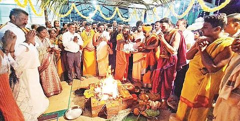 ಕಿಕ್ಕೇರಿ ಸಮೀಪದ ಪುರಗೇಟ್ ಮಹದೇಶ್ವರಬೆಟ್ಟದಲ್ಲಿ ಆಯೋಜಿಸಿದ್ದ ಬೆಳದಿಂಗಳ ಕಾರ್ಯಕ್ರಮದಲ್ಲಿ ರುದ್ರಹೋಮ ನಡೆಯಿತು. ಶಾಸಕ ಎಚ್.ಟಿ.ಮಂಜು, ಆರ್‌ಟಿಒ ಮಲ್ಲಿಕಾರ್ಜುನ್, ಬಸಪ್ಪ ಗುರೂಜೀ, ಸುಜೇಂದ್ರಕುಮಾರ್ ಮತ್ತಿತರರಿದ್ದರು. 