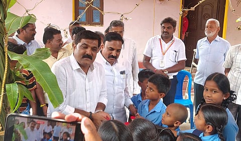  ಕಿಕ್ಕೇರಿ ಹೋಬಳಿಯ ಅಂಕನಹಳ್ಳಿ ಗ್ರಾಮದಲ್ಲಿ ಇತ್ತೀಚೆಗೆ ಅಂಗನವಾಡಿ ಕೇಂದ್ರದ ನೂತನ ಕಟ್ಟಡವನ್ನು ಶಾಸಕ ಎಚ್.ಟಿ. ಮಂಜು ಉದ್ಘಾಟಿಸಿದರು. ಬಿ. ನಾಗೇಂದ್ರಕುಮಾರ್, ಶ್ರೀನಿವಾಸ್, ಕೆ. ಸುಷ್ಮಾ, ವಿಜಯ್ ಮತ್ತಿತರರಿದ್ದರು. 