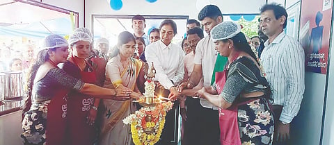 ಪಾಂಡವಪುರ ಪಟ್ಟಣದ ತಾಪಂ ಆವರಣದಲ್ಲಿ ತೆರೆಯಲಾದ ಅಕ್ಕ ಕೆಫೆಯನ್ನು ಜಿಪಂ ಕಾರ್ಯ ನಿರ್ವಹಣಾಧಿಕಾರಿ ಕೆ.ಆರ್.ನಂದಿನಿ ಉದ್ಘಾಟಿಸಿದರು. 