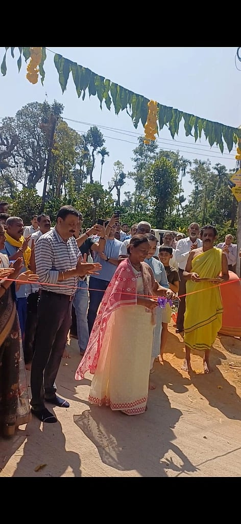 ಪೊನ್ನಂಪೇಟೆ ಸಮೀಪದ ಹರಿಹರ ಬೆಟ್ಟ ಚಿಕ್ಕಮ್ಮ ದೇವಸ್ಥಾನದ ಮಹಾದ್ವಾರವನ್ನು ಗಣ್ಯರು ಉದ್ಘಾಟಿಸಿದರು. ಮಚ್ಚಾಮಾಡ ಮೀನಾ ಉತ್ತಯ್ಯ,  ಧರ್ಮಜ ಉತ್ತಪ್ಪ, ಅಜಿತ್, ರಮೇಶ್ ಇತರರಿದ್ದರು.