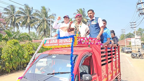 ಪ್ಯಾರಾ ಕಮಾಂಡೋ ಹುದ್ದೆಗೆ ಆಯ್ಕೆಯಾದ ಕೊಂಡಂಗೇರಿ ಎಚ್.ಆರ್. ಮನೋಜ್  ಅವರನ್ನು ಸೋಮವಾರ ಪೊನ್ನಂಪೇಟೆಯ ಪ್ರಮುಖ ರಸ್ತೆಗಳಲ್ಲಿ ತೆರೆದ ವಾಹನದಲ್ಲಿ  ಮೆರವಣಿಗೆ ಮಾಡಲಾಯಿತು. ಮಾಜಿ ಯೋಧ ಬಶೀರ್, ನರೇಂದ್ರ ಇತರರಿದ್ದರು.