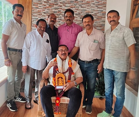 ಕರ್ನಾಟಕ ಕ್ರೀಡಾ ಪ್ರಾಧಿಕಾರದ ಉಪಾಧ್ಯಕ್ಷ ಚೆಪ್ಪುಡಿರ ಅರುಣ್ ಮಾಚಯ್ಯ ಅವರನ್ನು ದೈಹಿಕ ಶಿಕ್ಷಕರ ಸಂಘದ ಬಳಗದಿಂದ ಸನ್ಮಾನಿಸಿದ ಸಂದರ್ಭ ಅಧ್ಯಕ್ಷ ಪ್ರವೀಣ್, ಪ್ರಭು ಕುಮಾರ್, ಮಂಜುನಾಥ್, ತಮ್ಮಯ್ಯ, ರಮಾನಂದ ಹಾಗೂ ಸತ್ಯ ಇದ್ದರು.