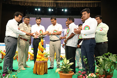 ರಾಯಚೂರಿನ ಪಂ.ಸಿದ್ದರಾಮ ಜಂಬಲದಿನ್ನಿ ರಂಗಮಂದಿರದಲ್ಲಿ ಭಾನುವಾರ ಜಿಲ್ಲಾಡಳಿತದಿಂದ ಉಪ ಪ್ರಧಾನಿ ಡಾ.ಬಾಬು ಜಗಜೀವನ ರಾಮ್ ಅವರ 119ನೇ ಜನ್ಮ ದಿನಾಚರಣೆ ಕಾರ್ಯಕ್ರಮವನ್ನು  ಡಿಸಿ ನಿತೀಶ್ ಕೆ., ಚಾಲನೆ ನೀಡಿದರು. ಜಿಪಂ ಸಿಇಓ ಈಶ್ವರಕುಮಾರ ಕಾಂದೂ, ಮಹಾನಗರ ಪಾಲಿಕೆ ಆಯುಕ್ತ ಜುಬಿನ್ ಮಹೋಪಾತ್ರ, ಎಸ್ಪಿ ಅರುಣಾಂಗ್ಶುಗಿರಿ, ತಹಶೀಲ್ದಾರ್ ಸುರೇಶ ವರ್ಮಾ, ಸಮಾಜ ಕಲ್ಯಾಣ ಇಲಾಖೆಯ ಉಪ ನಿರ್ದೇಶಕ  ಪ್ರವೀಣ್ ಕುಮಾರ್, ರಾಜೇಂದ್ರ ಜಲ್ದಾರ ಇದ್ದರು.