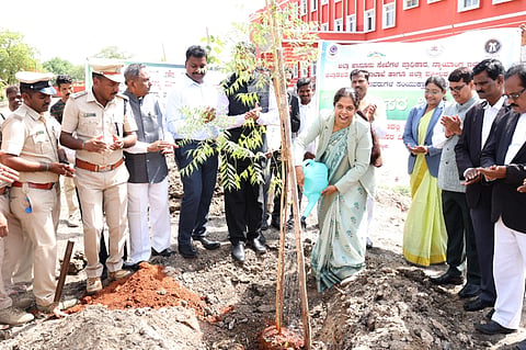 ರಾಯಚೂರಿನ ನೂತನ ನ್ಯಾಯಾಲಯ ಕಟ್ಟಡದ ಆವರಣದಲ್ಲಿ ಶುಕ್ರವಾರ ಜಿಲ್ಲಾ ಕಾನೂನು ಸೇವೆಗಳ ಪ್ರಾಧಿಕಾರ, ನ್ಯಾಯಾಂಗ ಇಲಾಖೆಯಿಂದ ಹಮ್ಮಿಕೊಂಡಿದ್ದ ವಿಶ್ವ ಪರಿಸರ ದಿನಾಚರಣೆಯ ಅಂಗವಾಗಿ 1ನೇ ಅಪರ ಜಿಲ್ಲಾ ಮತ್ತು ಸತ್ರ ನ್ಯಾಯಾಧೀಶ ಮಾಲಾ ಎನ್.ಡಿ. ಅವರು ಸಸಿಗಳನ್ನು ನೆಡುವ ಮೂಲಕ ಕಾರ್ಯಕ್ರಮಕ್ಕೆ ಚಾಲನೆ ನೀಡಿದರು. ಜಿಲ್ಲಾ ಕಾನೂನು ಸೇವೆಗಳ ಪ್ರಾಧಿಕಾರದ ಸದಸ್ಯ ಕಾರ್ಯದರ್ಶಿಗಳಾದ ಸಿದ್ದರಾಮಪ್ಪ ಕಲ್ಯಾಣರಾವ್, ಜಿಲ್ಲಾ ವಕೀಲರ ಸಂಘದ ಅಧ್ಯಕ್ಷ ಮಲ್ಲಿಕಾರ್ಜುನ, ಪ್ರಾದೇಶಿಕ ಅರಣ್ಯ ವಿಭಾಗದ ಉಪ ಅರಣ್ಯ ಸಂರಕ್ಷಣಾಧಿಕಾರಿ ಸುರೇಶ ಬಾಬು, ನ್ಯಾಯಾಧೀಶರಾದ ಶ್ರೀಕಾಂತ ಎಸ್.ವಿ., ಬಿ.ಟಿ. ಅನ್ನಪೂರ್ಣೇಶ್ವರಿ, ಶಂಕರಪ್ಪ ಮಾಲಶೆಟ್ಟಿ, ಸಾಗರ್ ಗುರುಗೌಡ ಪಾಟೀಲ್, ಚನ್ನಬಸಪ್ಪ ಆರ್. ಕೂಡಿ, ವಲಯ ಅರಣ್ಯ ಅಧಿಕಾರಿ ರಾಜೇಶ ನಾಯಕ ಇದ್ದರು.