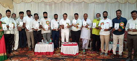 ರಾಯಚೂರಿನ ವೀರಶೈವ ಕಲ್ಯಾಣ ಮಂಟಪದಲ್ಲಿ ಭಾನುವಾರ ಸುದೀಕ್ಷಾ ಪ್ರಕಾಶನದಿಂದ ಮಹಾಂತೇಶ ಬಿರಾದಾರ ’ಮೊಹಬ್ಬತಿನ ಮಹಲಿಗೂ ಬೆಂಕಿ’ ಚೊಚ್ಚಲ ಕೃತಿಯನ್ನು ಪ್ರಾಚಾರ್ಯ ಆರೀಫ್ ರಾಜಾ ಬಿಡುಗಡೆ ಮಾಡಿದರು. ಎಂಎಲ್ಸಿ  ಶಶಿಲ್ ನಮೋಶಿ, ಶ್ರೀ ಮಹರ್ಷಿ ವಾಲ್ಮೀಕಿ ವಿಶ್ವವಿದ್ಯಾಲಯದ ಕುಲಸಚಿವ ಡಾ.ಕೆ.ವೆಂಕಟೇಶ, ಕೃತಿ ಕರ್ತೃ ಮಹಾಂತೇಶ ಬಿರಾದಾರ,ಪ್ರಮುಖರಾದ ತಾಯರಾಜ ಮರ್ಚಟ್ಟಾಳ, ನಂದೀಶ ಬಂಡಿ, ಸಂತೋಷ,ನಂದಿನಿ ಇದ್ದರು.