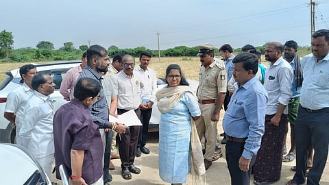    ತಾಲೂಕಿನ ಐತಿಹಾಸಿಕ, ಪೌರಾಣಿಕ ಮತ್ತು ಪ್ರಾಕೃತಿಕ ಮಹತ್ವ ಹೊಂದಿರುವ ನಾರದಗಡ್ಡೆ ಗ್ರಾಮಕ್ಕೆ ಜಿಲ್ಲಾಧಿಕಾರಿ ಪೂವಿತಾ ಎಸ್.,ಇಚೇಗೆ ಭೇಟಿ ನೀಡಿದರು. ಸಹಾಯಕ ಆಯುಕ್ತ ಡಾ.ಹಂಪಣ್ಣ ಸಜ್ಜನ್, ತಹಶೀಲ್ದಾರ್ ಸುರೇಶ ವರ್ಮಾ, ಸಿಪಿಐ ನಿಂಗಪ್ಪ, ಲೋಕೋಪಯೋಗಿ ಇಲಾಖೆಯ ಇಇ ವೆಂಕಟೇಶ ಗಲಗ ಇದ್ದರು.