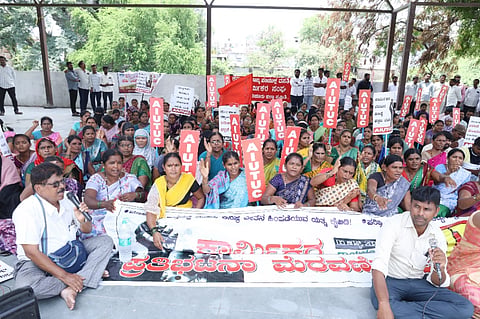ಕನಿಷ್ಟ ವೇತನವನ್ನು ರಾಜ್ಯದ ಎಲ್ಲಾ ಸರ್ಕಾರಿ ಹಾಗೂ ಖಾಸಗಿ ಸಂಸ್ಥೆಗಳ ಹೊರಗುತ್ತಿಗೆ ನೌಕರರಿಗೆ ಕೂಡಲೇ ಜಾರಿಗೊಳಿಸಬೇಕೆಂದು ಒತ್ತಾಯಿಸಿ ಎಐಯುಟಿಯುಸಿ ನೇತೃತ್ವದಲ್ಲಿ ರಾಯಚೂರಿನ ಟಿಪ್ಪು ಸುಲ್ತಾನ ಉದ್ಯಾನವನದಲ್ಲಿ ಬುಧವಾರ ಪ್ರತಿಭಟನೆ ಮಾಡಿದರು. ಈ ಸಂದರ್ಭದಲ್ಲಿ ಜಿಲ್ಲಾಧ್ಯಕ್ಷ ತಿರುಮಲರಾವ, ಕಾರ್ಯದರ್ಶಿ ಮಹೇಶ ಚೀಕಲಪರ್ವಿ, ಎನ್‌ಎಸ್ ವೀರೇಶ, ಅಣ್ಣಪ್ಪ, ಬಸವರಾಜ, ಅಂಬಿಕಾ ಇದ್ದರು.