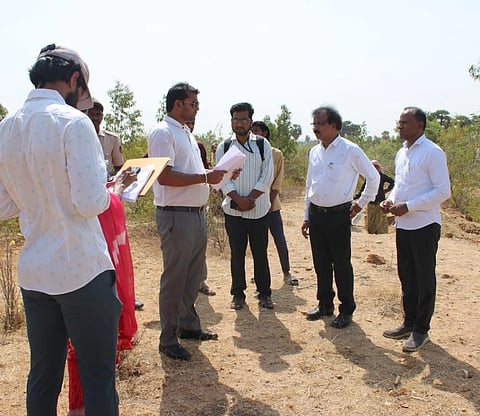 ತಾಲೂಕಿನ ಅರಸಿಗೇರಾ ತಾಂಡದಲ್ಲಿ ನಡೆಯುತ್ತಿರುವ ನರೇಗಾದಡಿ ಅರಣ್ಯ ಪ್ರದೇಶದಲ್ಲಿ ಕಂದಕ ಬದು ನಿರ್ಮಾಣ ಕಾಮಗಾರಿ ಸ್ಥಳಕ್ಕೆ ಜಿಪಂ ಸಿಇಓ ಈಶ್ವರ ಕುಮಾರ ಕಾಂದೋ ಮಂಗಳವಾರ ಭೇಟಿ ನೀಡಿ, ಪರಿಶೀಲಿಸಿದರು. ತಾಪಂ ಇಓ ಚಂದ್ರಶೇಖರ ಪವಾರ್, ಕಾರ್ಯನಿರ್ವಾಹಕ ಅಭಿಯಂತರ ಸತೀಶ್, ತಾಪಂ ಸಹಾಯಕ ನಿರ್ದೇಶಕರಾದ  ಹನುಮಂತ, ಶಿವಪ್ಪ, ಪಿಡಿಓ ಮೋಹಿನುದ್ದೀನ್ ಇದ್ದರು.