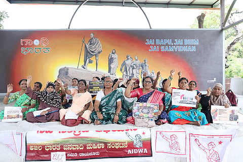 ಮಹಿಳೆಯರಿಗೆ ಶೇ.33ರಷ್ಟು ರಾಜಕೀಯ ಮೀಸಲಾತಿ ಕಲ್ಪಿಸುವ ಸಂವಿಧಾನದ 106ನೇ ತಿದ್ದುಪಡಿಯನ್ನು ಜನಗಣತಿ ಹಾಗೂ ಕ್ಷೇತ್ರ ಪುನರ್ ವಿಂಗಡನೆ ತಕ್ಷಣ ಜಾರಿಗೊಳಿಸಬೇಕೆಂದು ಒತ್ತಾಯಿಸಿ ಅಖಿಲ ಭಾರತ ಜನವಾದಿ ಮಹಿಳಾ ಸಂಘಟನೆಯ ಜಿಲ್ಲಾ ಘಟಕದಿಂದ ರಾಯಚೂರಿನ ಟಿಪ್ಪು ಸುಲ್ತಾನ ಉದ್ಯಾನವನದಲ್ಲಿ ಬುಧವಾರ ಪ್ರತಿಭಟನೆ ಮಾಡಿದರು. ಪ್ರಮುಖರಾದ ಶಕುಂತಲಾ, ಕವಿತಾ, ತುಂಗಾ, ರೇಣುಕಾ, ಶಾಂತಕುಮಾರ, ಎಚ್.ಪದ್ಮಾ, ಬೀಬಿ, ರಜೀಯಾ ಬೇಗಂ, ಪುಷ್ಪವತಿ, ದೇವಮ್ಮ, ಲಕ್ಷ್ಮೀ, ಹುಸೇನಬೀ ಇದ್ದರು.