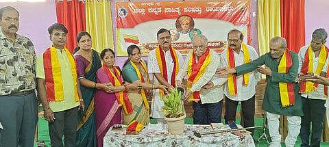 ರಾಯಚೂರಿನ ಕನ್ನಡ ಭವನದಲ್ಲಿ ಮಂಗಳವಾರ  ಜಿಲ್ಲಾ ಕನ್ನಡ ಸಾಹಿತ್ಯ ಪರಿಷತ್ತು ವತಿಯಿಂದ ಹಮ್ಮಿಕೊಂಡ ಪರಿಷತ್ತಿನ 112ನೇ ಸಂಸ್ಥಾಪನಾ ದಿನಾಚರಣೆ ಕಾರ್ಯಕ್ರಮವನ್ನು ಖ್ಯಾತ ವೈದ್ಯ ಡಾ. ರವಿ ರಾಜೇಶ್ವರ್ ಉದ್ಘಾಟಿಸಿದರು. ಕಸಾಪ ಜಿಲ್ಲಾಧ್ಯಕ್ಷ  ರಂಗಣ್ಣ ಪಾಟೀಲ್ ಅಳ್ಳುಂಡಿ, ಕನ್ನಡ ಕ್ರಿಯಾ ಸಮಿತಿ ಕಲ್ಯಾಣ ಕರ್ನಾಟಕ ರಸ್ತೆ ಸಾರಿಗೆ ನಿಗಮದ ಅಧ್ಯಕ್ಷ ಬಾವಸಲಿ, ಪ್ರಗತಿಪರ ಹೋರಾಟಗಾರ ಮಲ್ಕಪ್ಪ ಪಾಟೀಲ್, ಕಸಾಪ ತಾಲೂಕು ಅಧ್ಯಕ್ಷ ಡಾ. ಬಿ. ವಿಜಯರಾಜೇಂದ್ರ, ಜಿಲ್ಲಾ ಸಂಘಟನಾ ಕಾರ್ಯದರ್ಶಿ ರಾಮಣ್ಣ ಬೋಯರ್, ರಾವುತ್ ರಾವ್ ಬರೂರ್, ಶಿಕ್ಷಕಿ ವೈಶಾಲಿ ಪಾಟೀಲ್ ಇದ್ದರು.