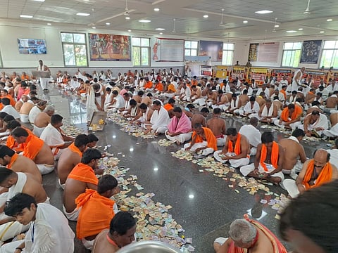 ಮಂತ್ರಾಲಯದ ಶ್ರೀ ರಾಘವೇಂದ್ರ ಸ್ವಾಮಿ ಮಠದಲ್ಲಿ ಭಕ್ತರು ಹುಂಡಿ ಕಾಣಿಕೆಯನ್ನು ಬುಧವಾರ ಏಣಿಕೆ ಮಾಡುತ್ತಿರುವುದು.
