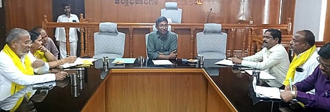 ರಾಯಚೂರಿನ ಜಿಲ್ಲಾಧಿಕಾರಿಗಳ ಭವನದಲ್ಲಿ ಬುಧವಾರ ಎಡಿಸಿ ಶಿವಾನಂದ ಅಧ್ಯಕ್ಷತೆಯಲ್ಲಿ  ಮಾಜಿ ಮುಖ್ಯಮಂತ್ರಿ ದಿ.ಡಿ.ದೇವರಾಜ ಅರಸು ರವರ 111ನೇ ಜನ್ಮದಿನಾಚರಣೆಗೆ ಸಂಬಂಧಿಸಿದಂತೆ ಪೂರ್ವಭಾವಿ ಸಭೆ ನಡೆಯಿತು. ಜಿಪಂ  ಉಪ ಕಾರ್ಯದರ್ಶಿ ರಾಘವೇಂದ್ರ ಕೆ., ಸಾರ್ವಜನಿಕ ಶಿಕ್ಷಣ ಇಲಾಖೆಯ ಕೆ.ರಂಗಸ್ವಾಮಿ, ಜಿಲ್ಲಾ ಅಂಗವಿಕಲರ ಕಲ್ಯಾಣಾಧಿಕಾರಿ ಸರಸ್ವತಿ, ಕೃಷಿ ಇಲಾಖೆಯ ಸಹಾಯಕ ನಿರ್ದೇಶಕಿ ಪುಷ್ಪಲತಾ, ಎ.ಡಿ.ಗೋಕಲ, ಹಿಂದುಳಿದ ಒಕ್ಕೂಟದ ಜಿಲ್ಲಾಧ್ಯಕ್ಷರಾದ ಕೆ.ಶಾಂತಪ್ಪ ಇದ್ದರು.