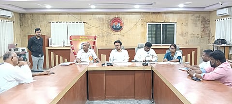 ರಾಯಚೂರಿನ ಮಹಾನಗರ ಪಾಲಿಕೆಯ ಸಭಾಂಗಣದಲ್ಲಿ ಪಾಲಿಕೆ ಆಯುಕ್ತ ಜುಬಿನ್ ಮಹೋಪಾತ್ರ ಅಧ್ಯಕ್ಷತೆಯಲ್ಲಿ ಮಂಗಳವಾರ ರಾಜಕೀಯ ಮುಖಂಡರೊಂದಿಗೆ ಸಭೆ ನಡೆಸಿದರು. ತಹಶೀಲ್ದಾರ್ ಸುರೇಶ ವರ್ಮಾ, ಪಾಲಿಕೆಯ ಆಡಳಿತ ವಿಭಾಗದ ಉಪ ಆಯುಕ್ತ ಶರಣಪ್ಪ, ಕಂದಾಯ ವಿಭಾಗದ ಉಪ ಆಯುಕ್ತೆ ಸಂತೋಷ ರಾಣಿ ಇದ್ದರು.
