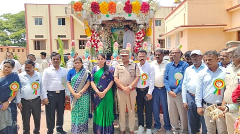 ಚಾಮರಾಜನಗರದ ಡಾ.ಬಿ.ಆರ್.ಅಂಬೇಡ್ಕರ್ ಭವನದಲ್ಲಿ ಭಾವಚಿತ್ರ ಮೆರವಣಿಗೆ ಕಾರ್ಯಕ್ರಮಕ್ಕೆ ಜಿಲ್ಲಾಧಿಕಾರಿ ರೂಪಶ್ರೀ ಚಾಲನೆ ನೀಡಿದರು.
