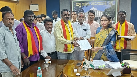 ಚಾಮರಾಜನಗರದ ಜಿಲ್ಲಾಧಿಕಾರಿ ಕಚೇರಿಯಲ್ಲಿ ಡಿಸಿ ಶ್ರೀರೂಪಾ ಅವರಿಗೆ ಅಖಿಲ ಕರ್ನಾಟಕ ಕನ್ನಡ ಮಹಾಸಭಾ ವತಿಯಿಂದ ಮನವಿ ಸಲ್ಲಿಸಲಾಯಿತು. ಚಾ.ರಂ.ಶ್ರೀನಿವಾಸ್‌ಗೌಡ, ಪಣ್ಯದಹುಂಡಿ ರಾಜು, ಪರ್ವತ್ ರಾಜು, ರಾಚಪ್ಪ ಇನ್ನಿತರರಿದ್ದರು. 
