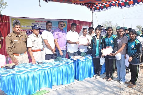 ಚಾಮರಾಜನಗರದ ಹೊರವಲಯದಲ್ಲಿರುವ ಕರಿವರದರಾಜಸ್ವಾಮಿ ಬೆಟ್ಟದಲ್ಲಿ ಆಯೋಜಿಸಿದ್ದ  ಜಿಲ್ಲಾ ಮಟ್ಟದ ಚಾರಣ ಕಾರ್ಯಕ್ರಮದಲ್ಲಿ ಭಾಗವಹಿಸಿದ ವಿದ್ಯಾರ್ಥಿಗಳಿಗೆ ಗಣ್ಯರು ಪ್ರಮಾಣ ಪತ್ರ ವಿತರಿಸಿದರು. ಮಹಮ್ಮದ್ ಅಸ್ಗರ್ ಮುನ್ನಾ, ವಿ.ಶ್ರೀನಿವಾಸ ಪ್ರಸಾದ್, ಕೆ.ಸುರೇಶ್, ಡಾ.ಪ್ರಕಾಶ್, ನಜೀವುಲ್ಲಾ ಷರೀಫ್, ಡಾ.ಶ್ರೀನಿವಾಸ್, ಸುರೇಶ್‌ಕುಮಾರ್, ಮಹದೇವಸ್ವಾಮಿ ಇನ್ನಿತರರಿದ್ದರು. 