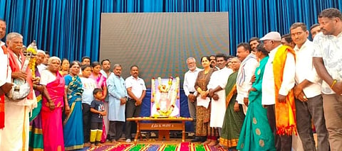ಚಾಮರಾಜನಗರದ ಡಾ.ರಾಜ್‌ಕುಮಾರ್ ಜಿಲ್ಲಾ ರಂಗಮಂದಿರದಲ್ಲಿ ಜಾನಪದ ಕಲಾವಿದ ಕೈಲಾಶಮೂರ್ತಿ ಅವರ ನುಡಿನಮನ ಕಾರ್ಯಕ್ರಮ ಆಯೋಜಿಸಲಾಗಿತ್ತು. ದಿವ್ಯಾ ಆಲೂರು,  ಜನಾರ್ಧನ್ ಜನ್ನಿ, ಮಲ್ಲಿಕಾರ್ಜುನಸ್ವಾಮಿ, ಮಹದೇವ ಶಂಕನಪುರ, ಸಿ.ಎಂ.ನರಸಿಂಹಮೂರ್ತಿ, ಹೊನ್ನಮ್ಮ ಇತರರಿದ್ದರು. 
