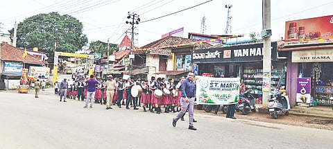 ವಿಶ್ವ ಪರಿಸರ ದಿನಾಚರಣೆಯ ಅಂಗವಾಗಿ ಸುಂಟಿಕೊಪ್ಪ ಪಟ್ಟಣದಲ್ಲಿ ಸಂತ ಮೇರಿ ಶಿಕ್ಷಣ ಸಂಸ್ಥೆ ವಿದ್ಯಾರ್ಥಿಗಳು ಭಿತ್ತಿ ಪತ್ರಗಳನ್ನು ಹಿಡಿದು ಜಾಗೃತಿ ಜಾಥಾ ನಡೆಸಿದರು. 