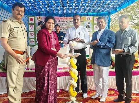 ರಾಮನಗರದಲ್ಲಿ ಸಾರಿಗೆ ಇಲಾಖೆ ಹಮ್ಮಿಕೊಂಡಿದ್ದ ರಸ್ತೆ ಸುರಕ್ಷತಾ ಮಾಸಾಚರಣೆಗೆ ನ್ಯಾಯಾಧೀಶರಾದ ಸವಿತಾ ಚಾಲನೆ ನೀಡಿದರು. 