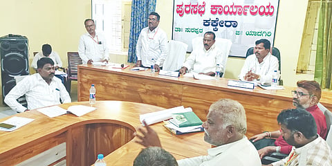 ಕಕ್ಕೇರಾ ಪಟ್ಟಣದ ಪುರಸಭೆಯಲ್ಲಿ ಬುಧವಾರ ಅಧ್ಯಕ್ಷ ಪರಮಣ್ಣ ಕಮತಗಿ ಅಧ್ಯಕ್ಷತೆಯಲ್ಲಿ ಸಾಮಾನ್ಯ ಸಭೆ ಜರುಗಿತು. ಉಪಾಧ್ಯಕ್ಷ ಜೆಟ್ಟೆಪ್ಪ ದಳಾರ, ಮುಖ್ಯಾಧಿಕಾರಿ ವೆಂಕಟೇಶ ತೇಲಂಗ್​ ಇತರರಿದ್ದರು.