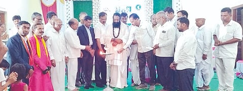 ಜೇವರ್ಗಿಯಲ್ಲಿ ಮಂಗಳವಾರ ಏರ್ಪಡಿಸಿದ್ದ ಕನ್ನಡ ಸಾಹಿತ್ಯ ಪರಿಷತ್​ನ 112ನೇ ಸಂಸ್ಥಾಪನಾ ದಿನ ಹಾಗೂ ಕನ್ನಡ ಹಾಡುಗಳ ಕಾರ್ಯಕ್ರಮವನ್ನು ಗುಲ್ಬರ್ಗ ವಿಶ್ವವಿದ್ಯಾಲಯ ಕುಲಸಚಿವ ಪೊ.ರಮೇಶ ಲಂಡನಕರ್​ ಉದ್ಘಾಟಿಸಿದರು. ಶ್ರೀ ಡಾ.ಸಿದ್ಧರಾಮ ಶಿವಾಚಾರ್ಯ, ಚನ್ನಮಲ್ಲಯ್ಯ ಹಿರೇಮಠ, ಎಸ್​.ಕೆ. ಬಿರಾದಾರ, ಕಲ್ಯಾಣಕುಮಾರ ಸಂಗಾವಿ, ದಯಾನಂದ ದೇವರಮನಿ, ಸೋಮಶೇಖರಗೌಡ ಗುಡೂರ, ಮಲ್ಲಿಕಾರ್ಜುನಗೌಡ ಪಾಟೀಲ್​ ಬಿರಾಳ ಇತರರಿದ್ದರು. 