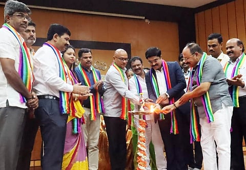 ರಾಮನಗರಲ್ಲಿ ಆಯೋಜಿಸಿದ್ದ ಸಹಕಾರ ಸಪ್ತಾಹ ಆಚರಣೆ ಕಾರ್ಯಕ್ರಮದಲ್ಲಿ ಇಲಾಖೆ ನಿಬಂಧಕ ಡಾ.ಎಂ.ವಿ. ವೆಂಕಟೇಶ್ ಚಾಲನೆ ನೀಡಿದರು. 